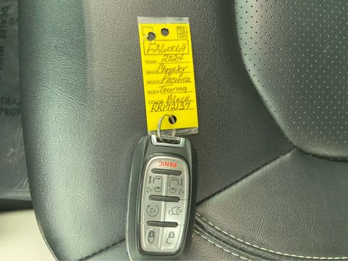 Used 2024 Chrysler Pacifica Touring-L FWD image 41