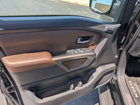 Used 2021 Nissan Titan Platinum Reserve w/ Moonroof Package AWD/4WD image 15