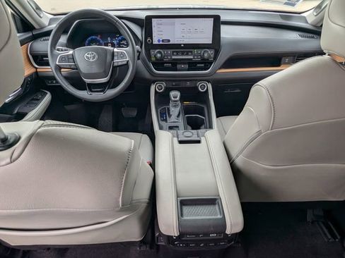 Used 2024 Toyota Grand Highlander Limited image 19