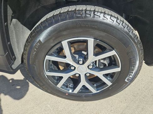 Used 2024 Jeep Grand Cherokee L Limited w/ Luxury Tech Group II image 26