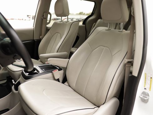 Used 2018 Chrysler Pacifica Limited w/ Advanced Safetytec Group image 25