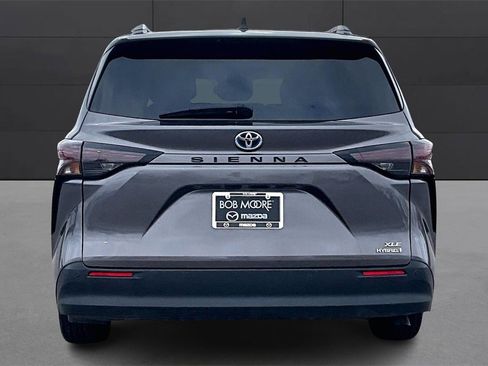 Used 2024 Toyota Sienna XLE image 3