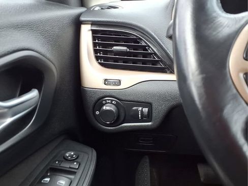 Used 2016 Jeep Cherokee Sport FWD image 12