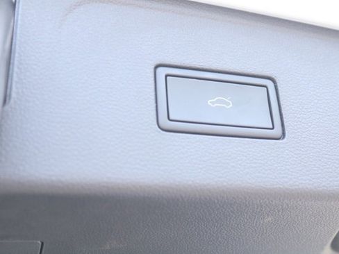 Used 2025 Volkswagen Atlas Peak Edition SE image 4