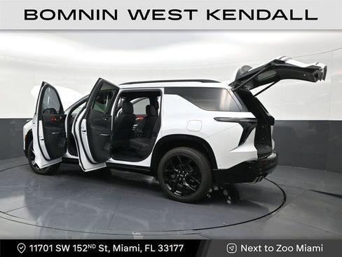 Used 2025 Chevrolet Traverse RS image 32