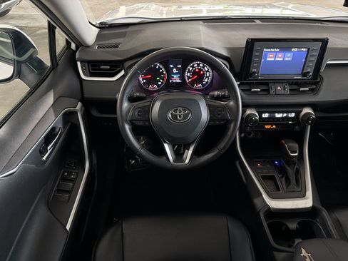 Used 2020 Toyota RAV4 XLE Premium FWD image 28