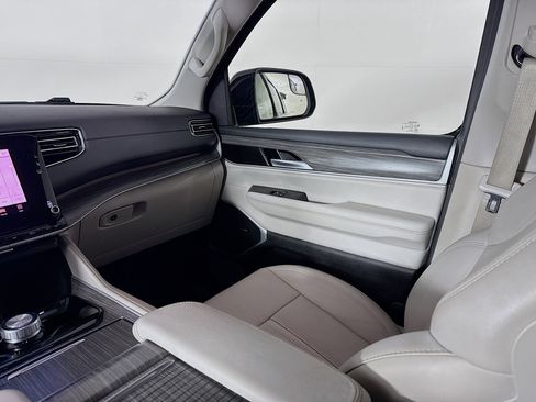 Used 2024 Jeep Wagoneer L Series II w/ Flexible Seating Group image 28