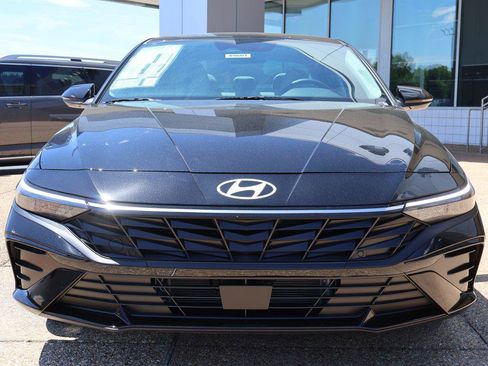 New 2026 Hyundai Elantra Limited FWD image 8