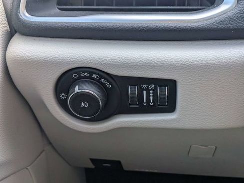 Used 2020 Chrysler Pacifica Limited FWD image 25