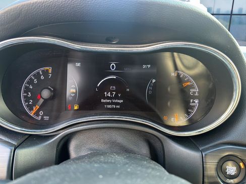Used 2020 Jeep Grand Cherokee Altitude AWD/4WD image 11
