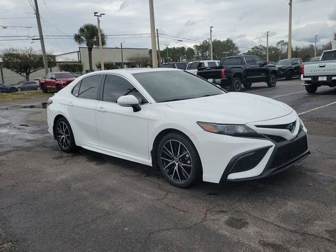Used 2023 Toyota Camry SE image 2