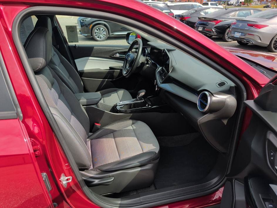 Used 2025 Chevrolet Trax LT w/ LT Convenience Package FWD image 12