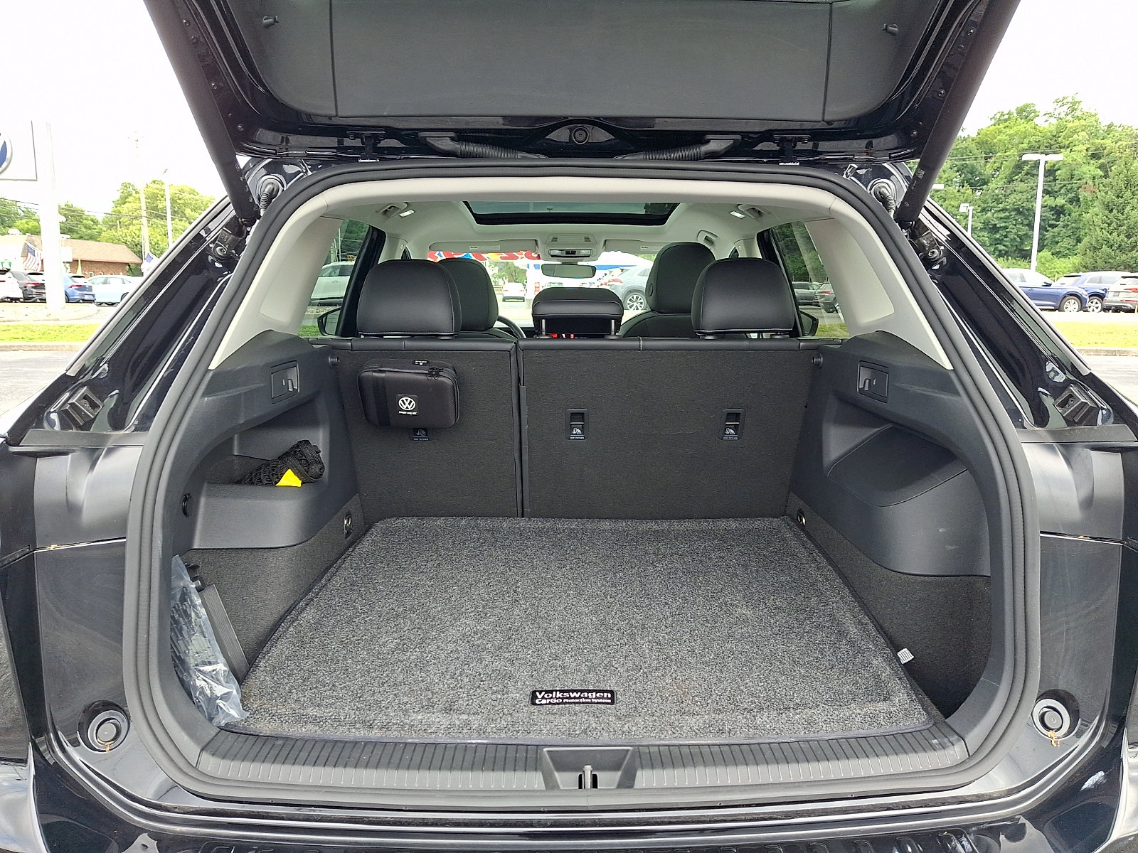Used 2025 Volkswagen Tiguan SE AWD/4WD image 28