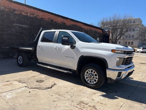 Used 2024 Chevrolet Silverado 2500 LT w/ Convenience Package image 8