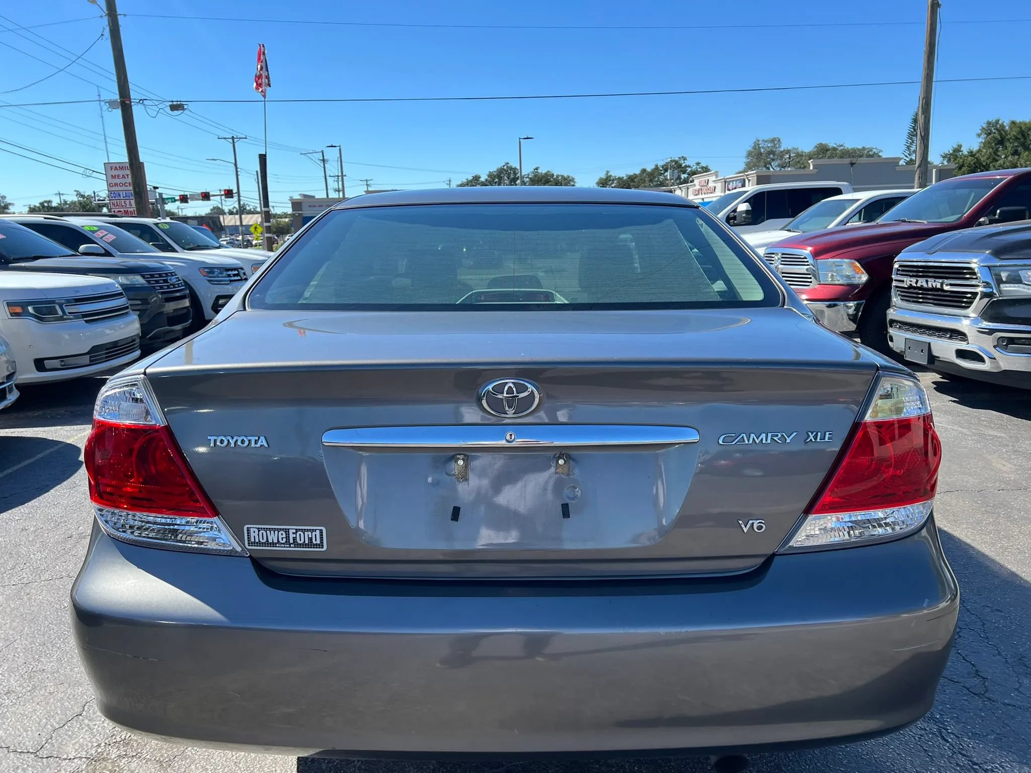 Used 2005 Toyota Camry XLE w/ VSC & Side Airbag Pkg FWD image 7