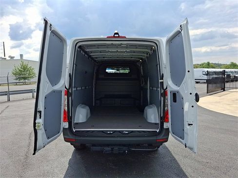 Used 2025 Mercedes-Benz Sprinter 2500 image 10