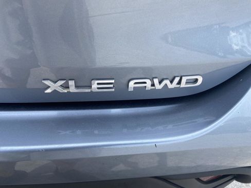Used 2020 Toyota Highlander XLE AWD/4WD image 13