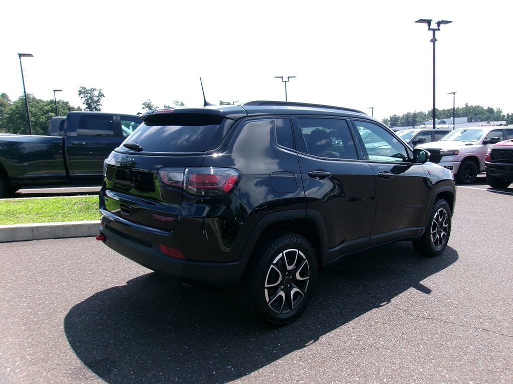 Certified 2025 Jeep Compass Trailhawk w/ Trailhawk Elite Group AWD/4WD image 3