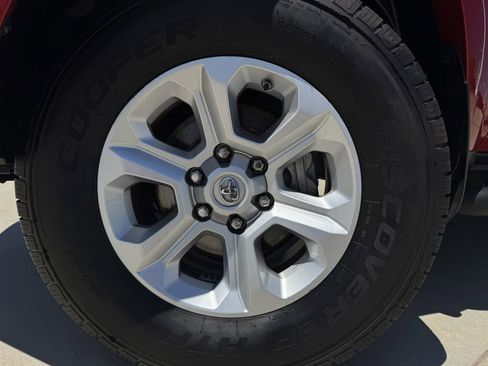 Used 2020 Toyota 4Runner SR5 AWD/4WD image 9