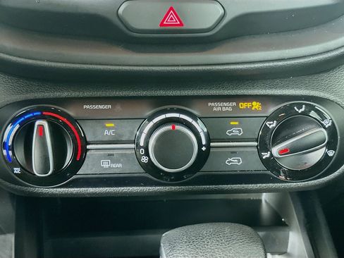 Used 2025 Kia Soul LX w/ LX Technology Package FWD image 23