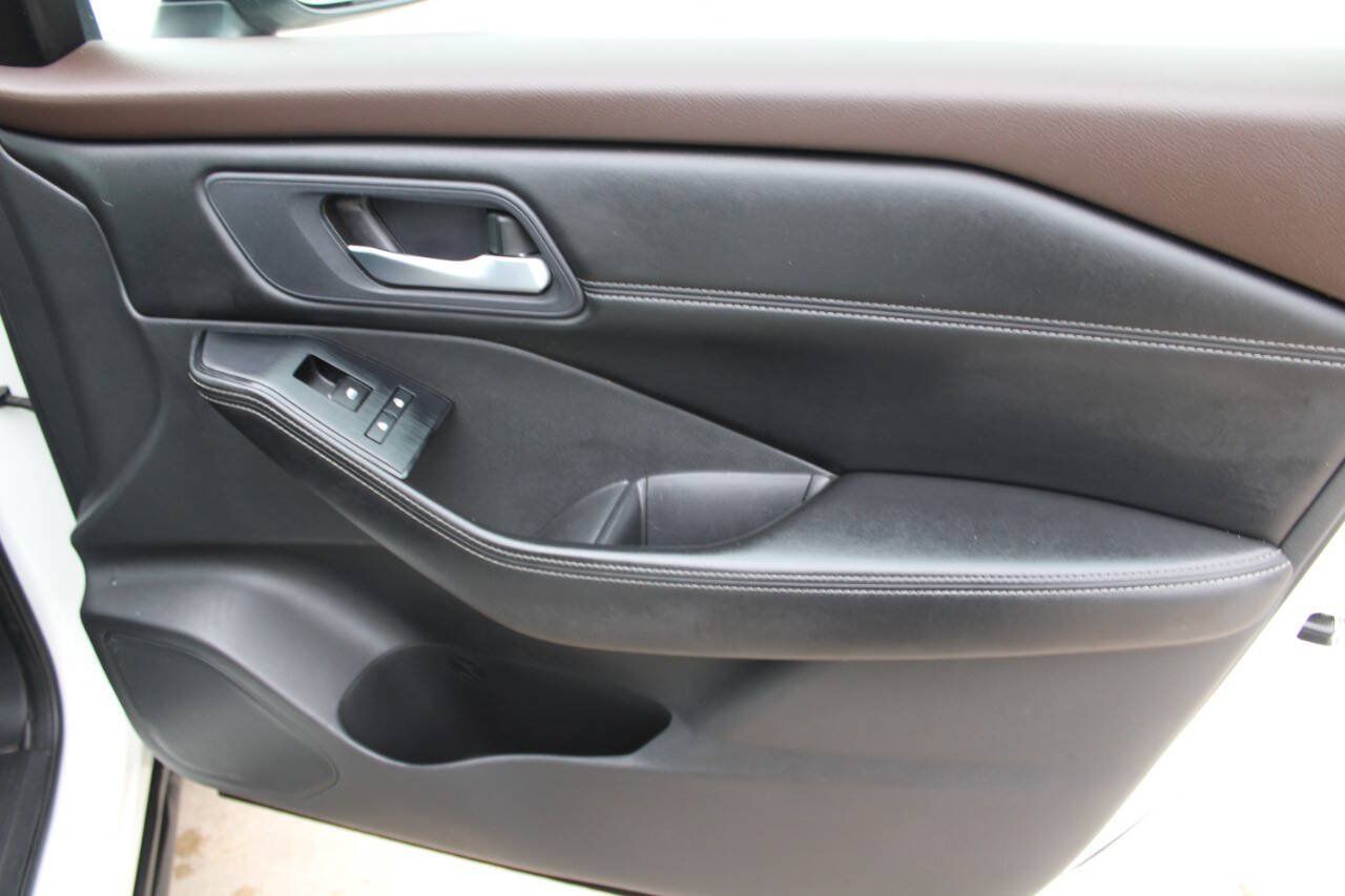 Used 2023 Nissan Rogue SV w/ SV Premium Package AWD/4WD image 12