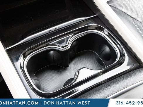Used 2023 Chrysler Pacifica Limited FWD image 13
