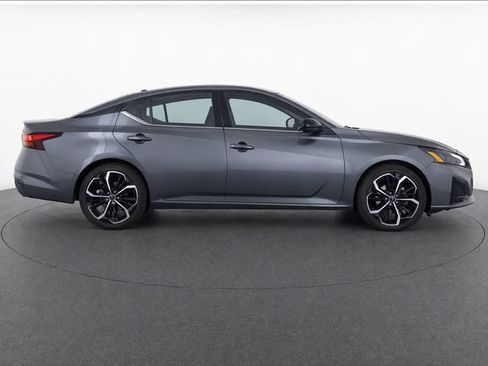 Used 2024 Nissan Altima 2.5 SR FWD image 2