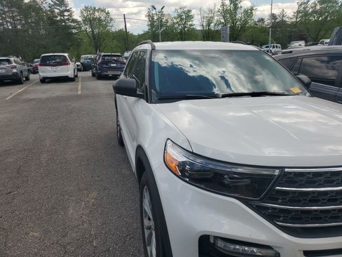 Used 2024 Ford Explorer XLT w/ Equipment Group 202A RWD image 3