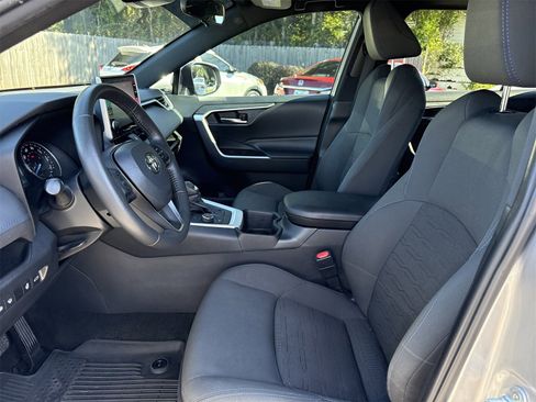 Used 2022 Toyota RAV4 SE w/ Convenience Package image 9