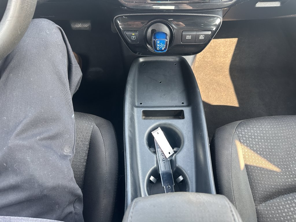 Used 2022 Toyota Prius LE AWD/4WD image 18