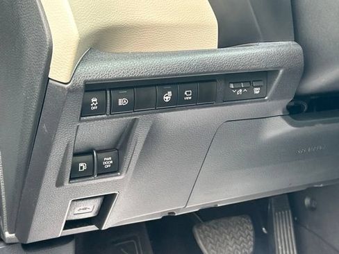 Used 2025 Toyota Sienna Platinum AWD/4WD image 22