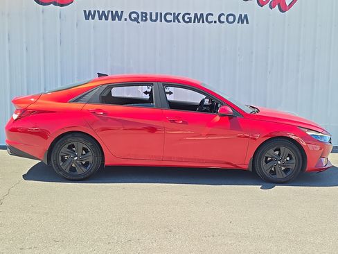 Used 2023 Hyundai Elantra SEL w/ Preferred Accessory Package FWD image 8