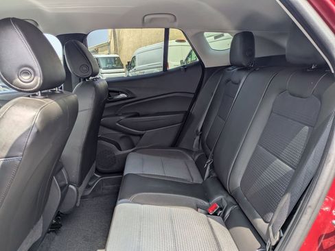 Used 2025 Chevrolet Trax LT w/ LT Convenience Package FWD image 30