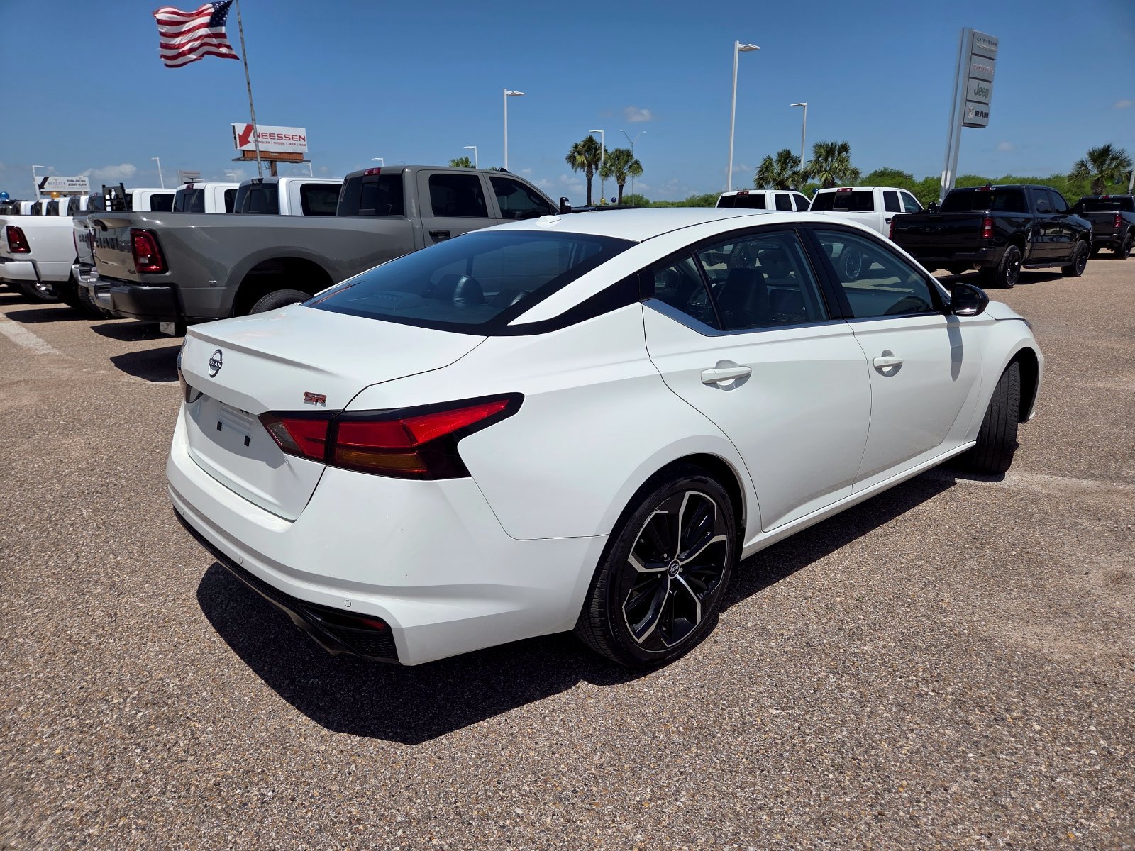 Used 2024 Nissan Altima 2.5 SR FWD image 8