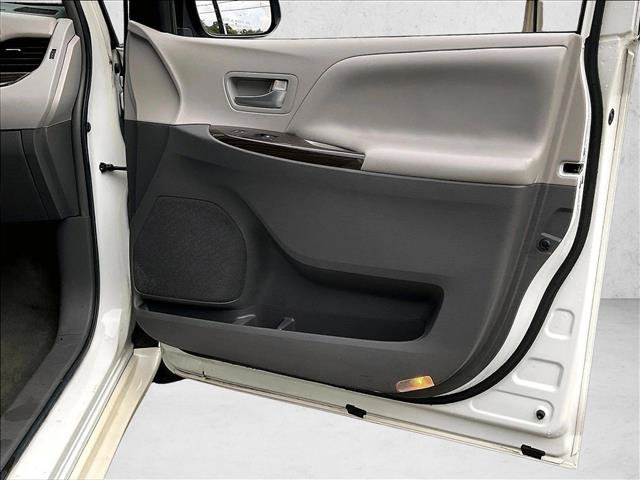 Used 2017 Toyota Sienna XLE FWD image 19