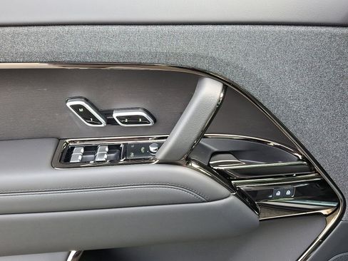 New 2025 Land Rover Range Rover Sport SE image 4