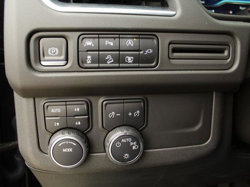 Used 2022 Chevrolet Tahoe Z71 w/ Luxury Package image 26