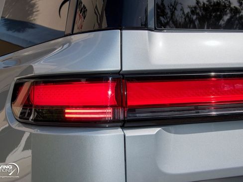 Used 2025 Rivian R1S Premium AWD/4WD image 23