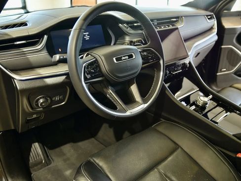 Used 2023 Jeep Grand Cherokee Overland w/ Luxury Tech Group IV AWD/4WD image 11