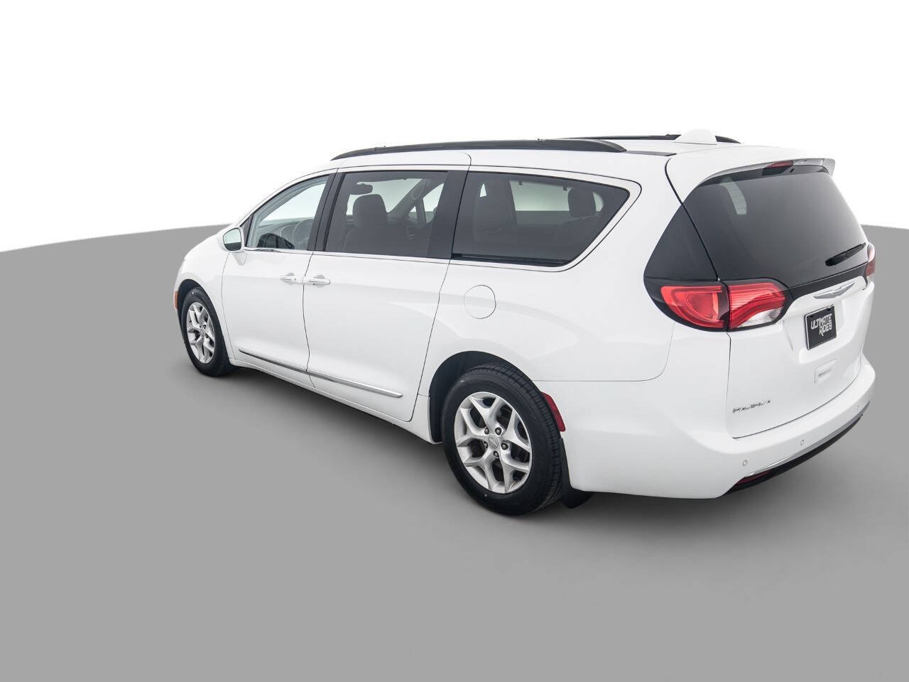 Used 2017 Chrysler Pacifica Touring-L w/ Tire & Wheel Group FWD image 7