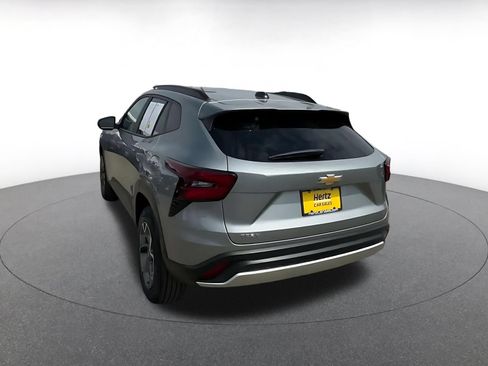 Used 2025 Chevrolet Trax LT FWD image 9