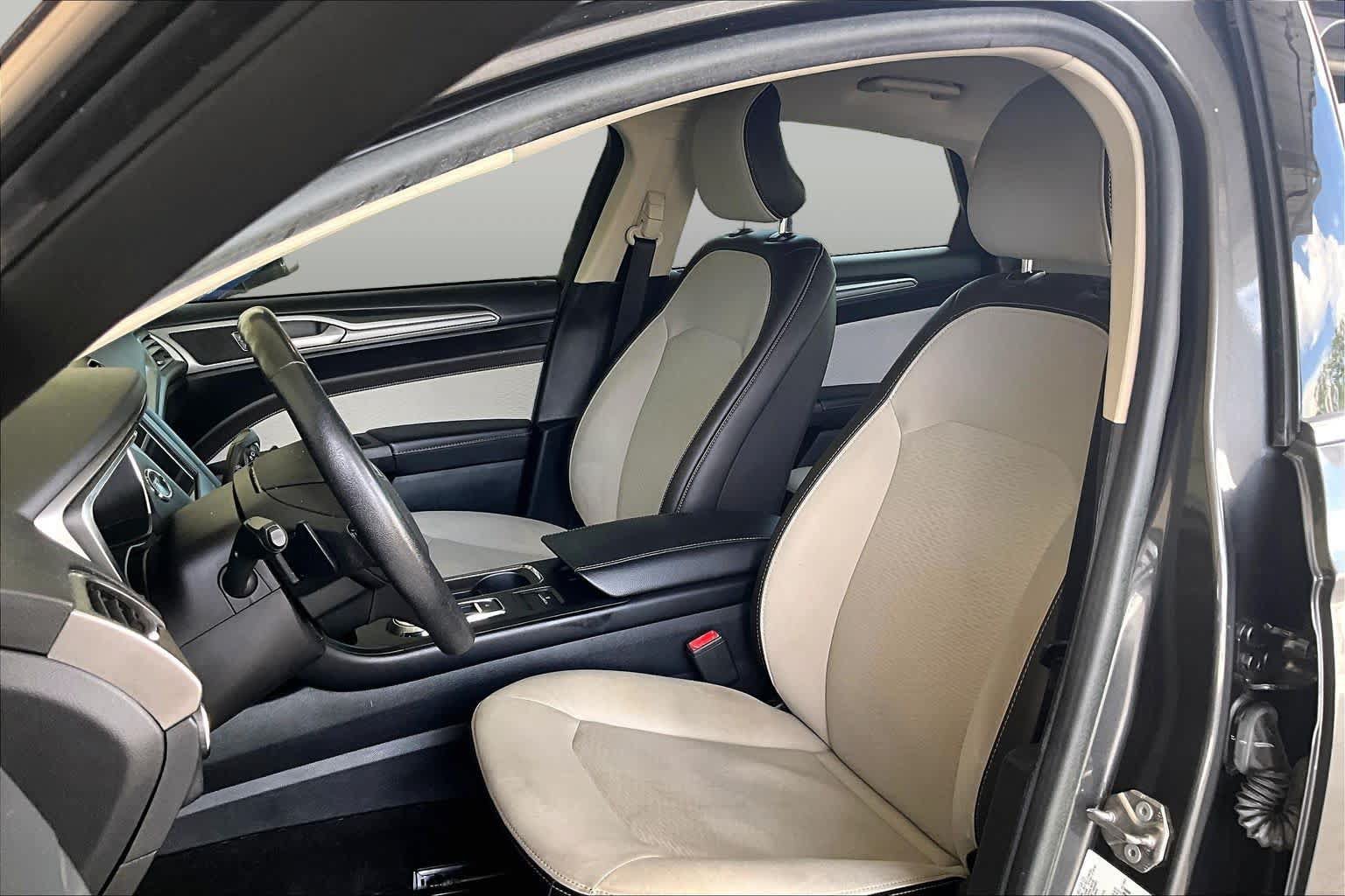 Used 2019 Ford Fusion SE w/ Equipment Group 151A FWD image 8