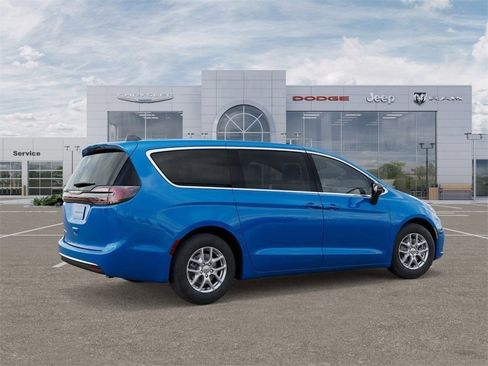 New 2026 Chrysler Pacifica Select image 4