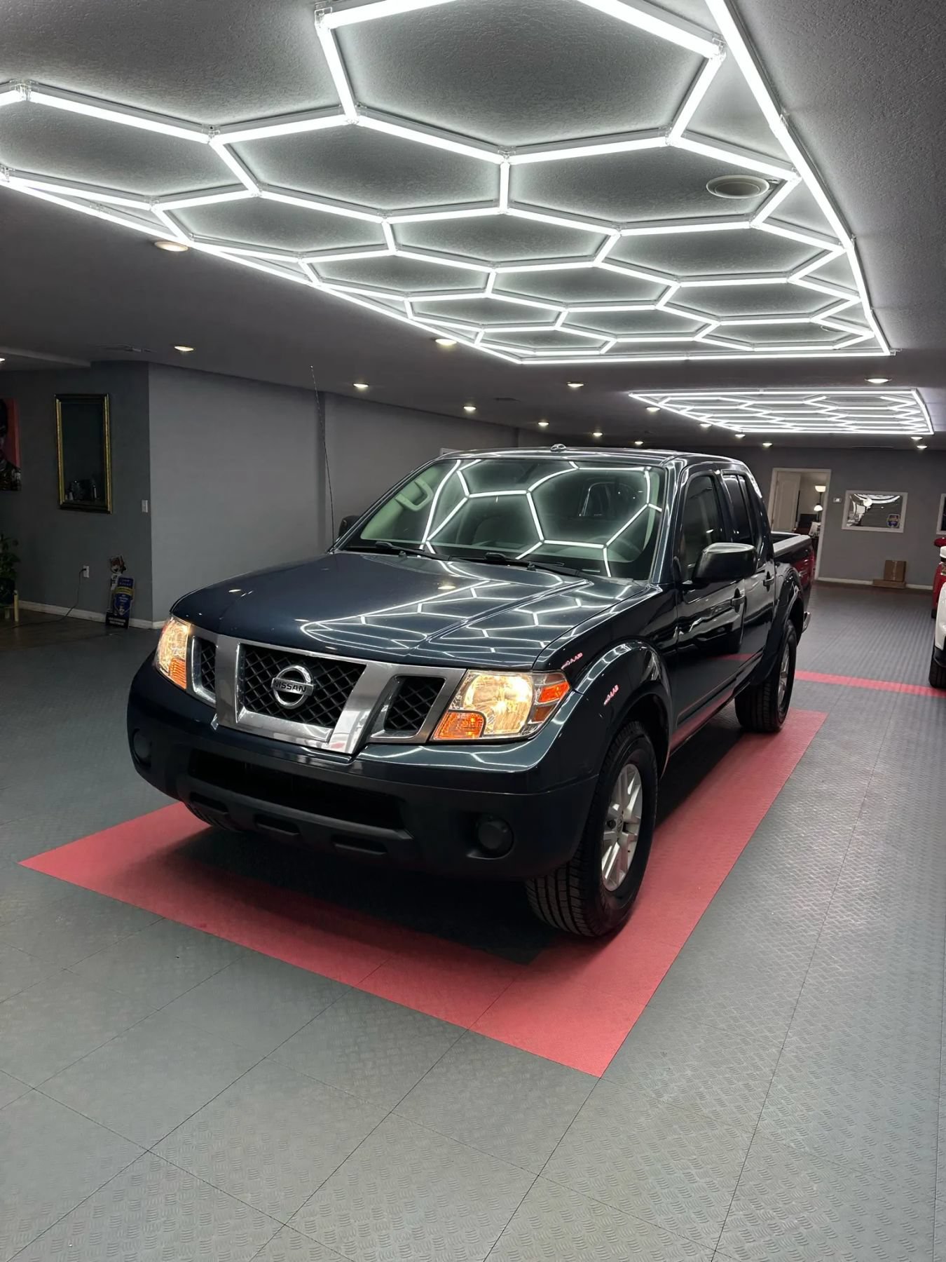 Used 2018 Nissan Frontier SV RWD image 2