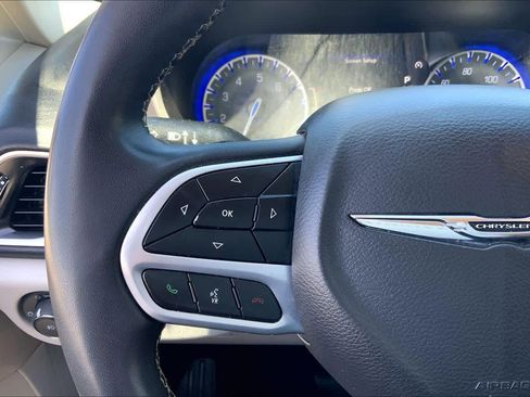 Used 2023 Chrysler Pacifica Touring-L FWD image 24