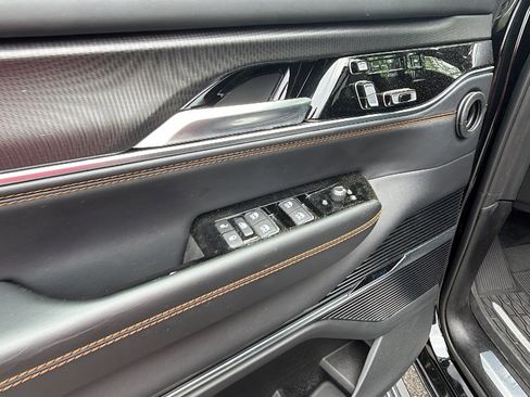 Used 2025 Jeep Grand Wagoneer Series III w/ Rear Seat Video Group 1 AWD/4WD image 15