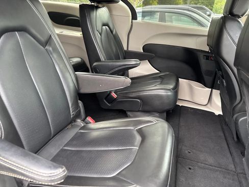Used 2023 Chrysler Pacifica Touring-L FWD image 12