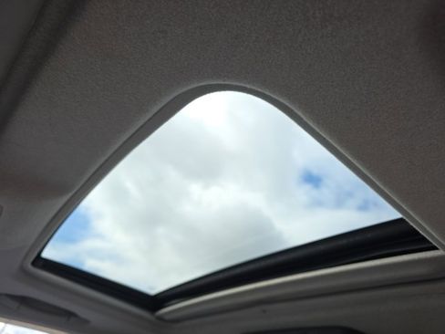 Used 2011 Toyota Highlander SE w/ Tow Pkg image 2