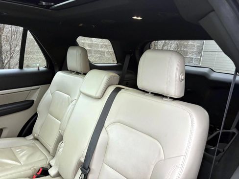 Used 2018 Ford Explorer XLT w/ Equipment Group 202A AWD/4WD image 25