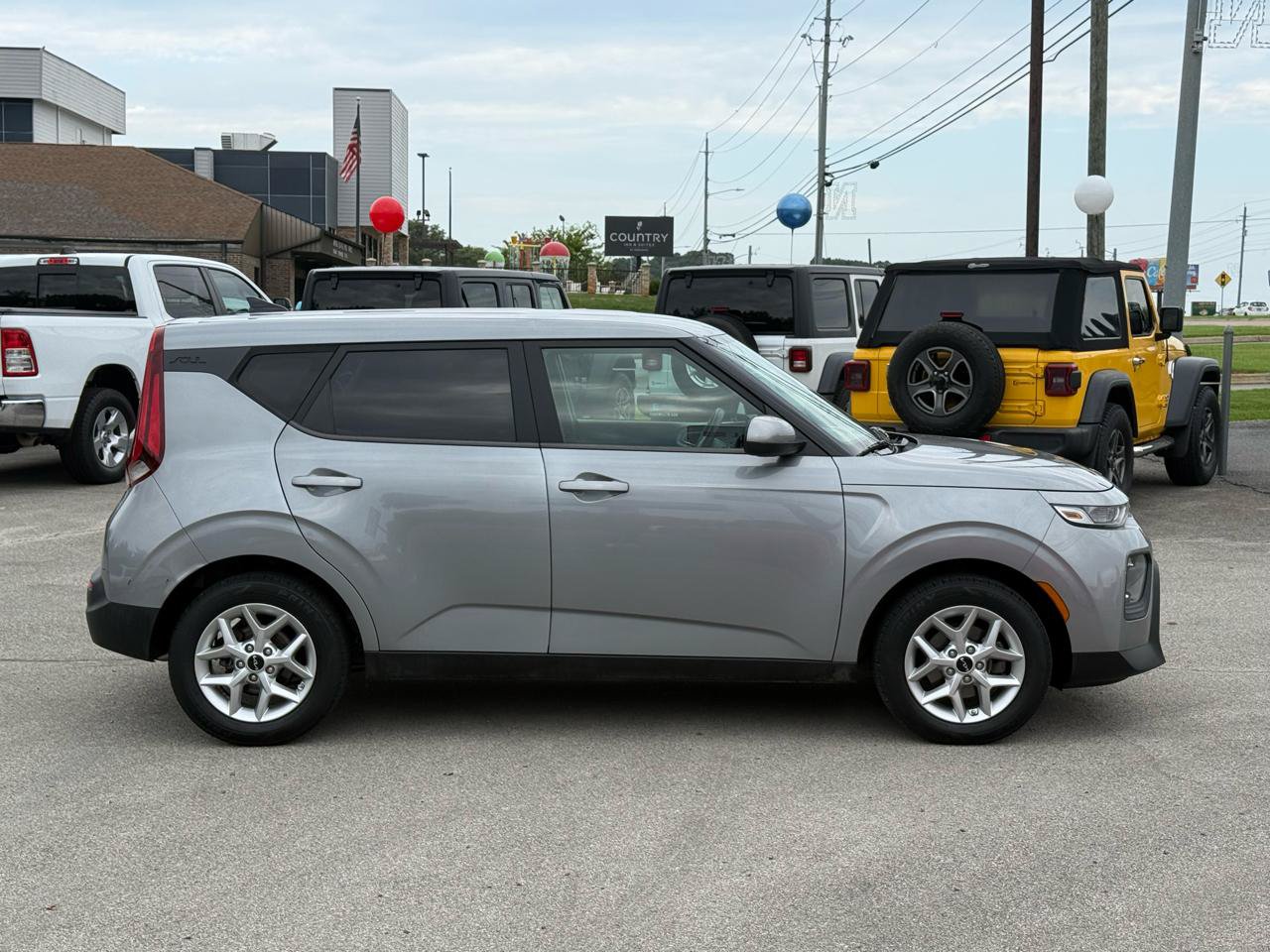 Used 2022 Kia Soul LX w/ Technology Package FWD image 2